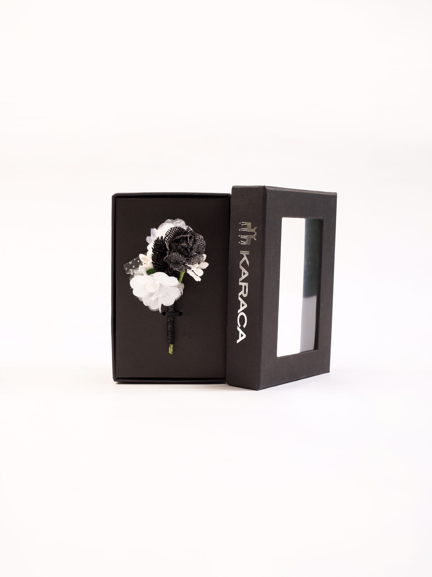 Karaca Erkek Yaka Çiçeği-Siyah - Beyaz. ürün görseli